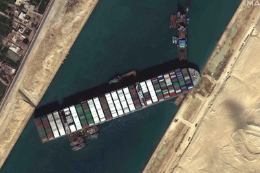 Nỗi sợ hãi khi siêu tàu mắc kẹt trên kênh đào Suez