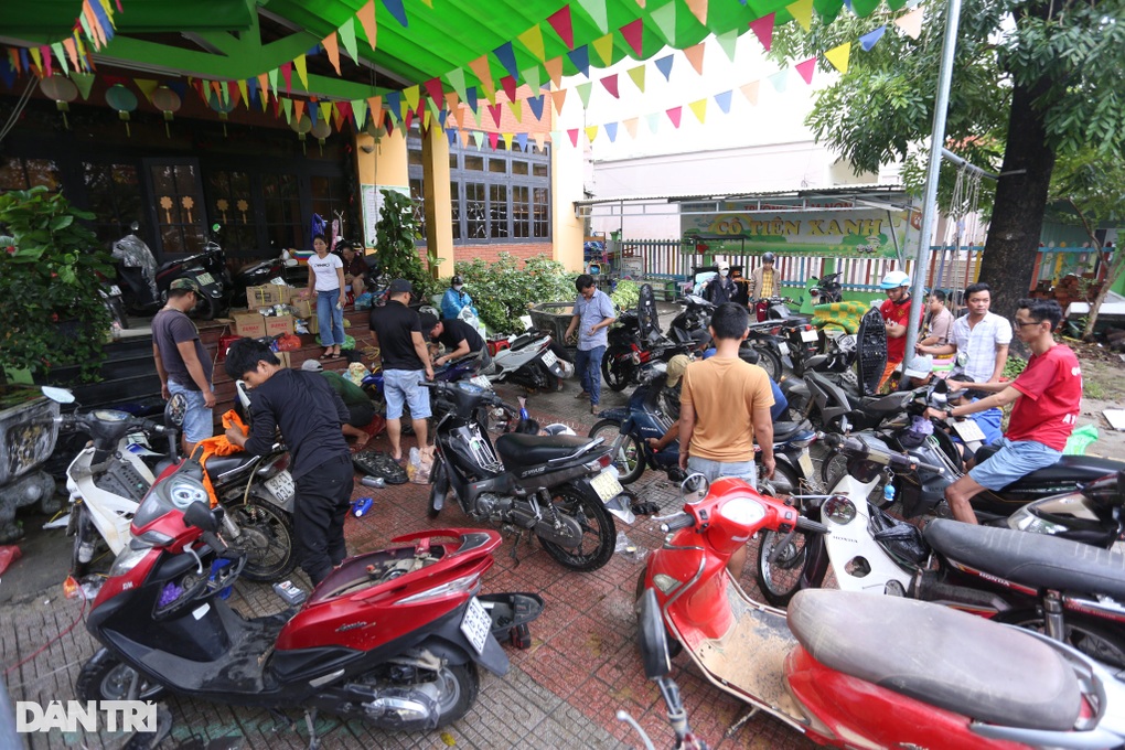 Thợ sửa xe Quảng Nam rủ nhau xuống núi giúp người Đà Nẵng - 2 Thợ sửa xe Quảng Nam rủ nhau xuống núi giúp người Đà Nẵng - 2