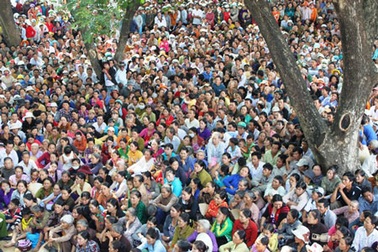 Hàng ngàn người dự phiên xử kẻ giết người không ghê tay