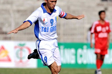 Công Vinh ghi 4 bàn giúp T&T đại thắng, Denilson tỏa sáng