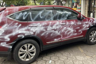 Đỗ chắn trước cửa hàng, ô tô bị xịt sơn trắng xóa