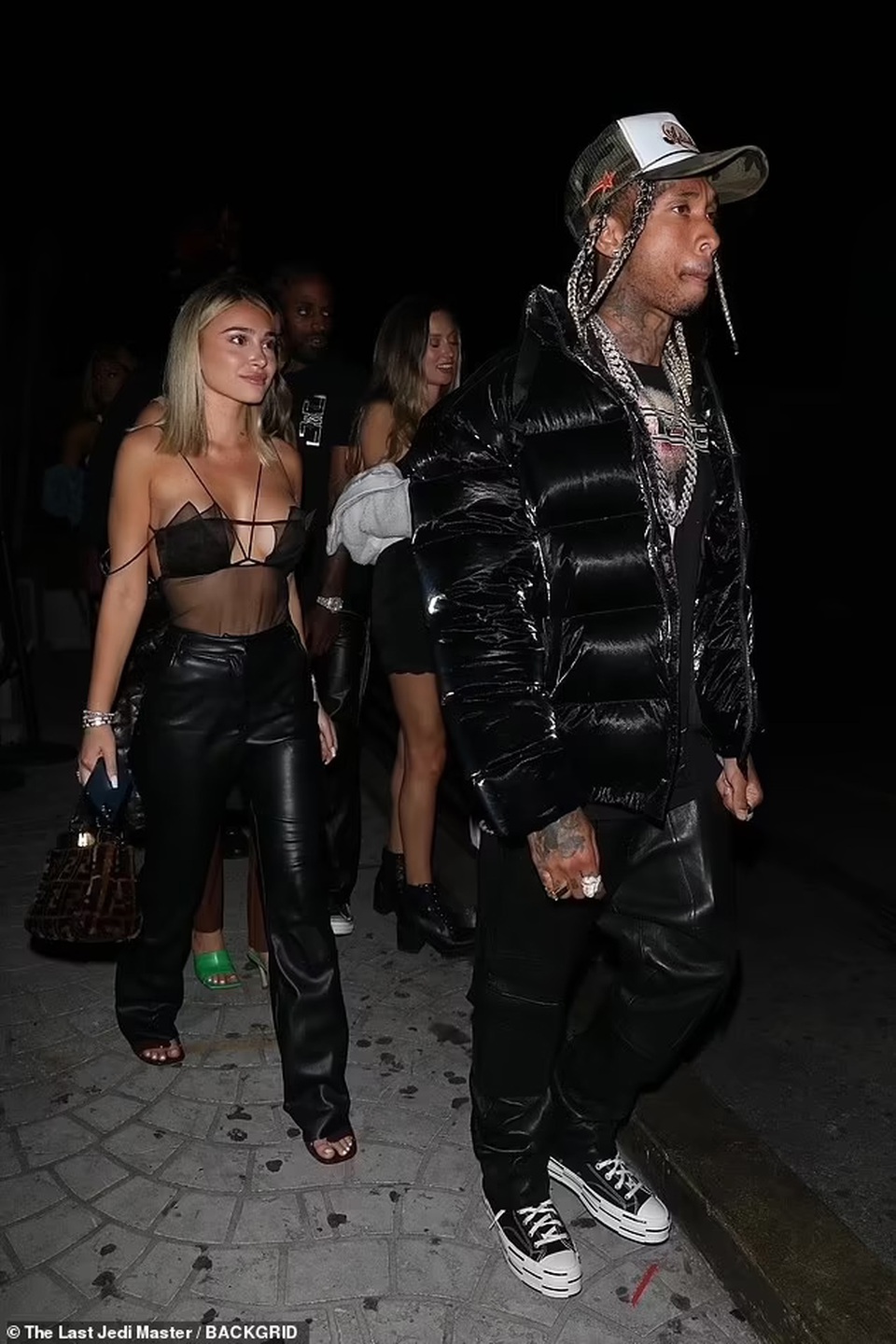 Bạn gái rapper gốc Việt Tyga liên tục mặc mát mẻ ra phố - 3 Bạn gái rapper gốc Việt Tyga liên tục mặc mát mẻ ra phố - 3
