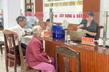 Lên kế hoạch đến tận nhà chở người già yếu đi làm thủ tục hành chính