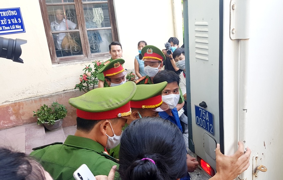 Vì sao hoãn phiên xử vụ bác sĩ hiếp dâm, đánh đập nữ điều dưỡng? - 7 Vì sao hoãn phiên xử vụ bác sĩ hiếp dâm, đánh đập nữ điều dưỡng? - 7