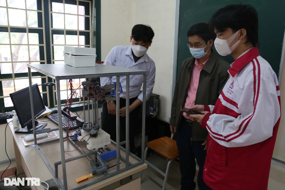 Học sinh chế tạo robot lấy mẫu xét nghiệm Covid-19 - 1 Học sinh chế tạo robot lấy mẫu xét nghiệm Covid-19 - 1