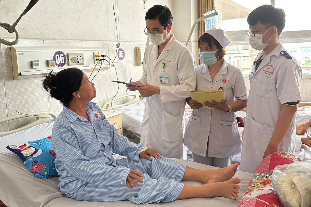 Cụ bà ở miền Tây sống với túi mật chứa 1.100 viên sỏi suốt 3 năm - 2 Cụ bà ở miền Tây sống với túi mật chứa 1.100 viên sỏi suốt 3 năm - 2