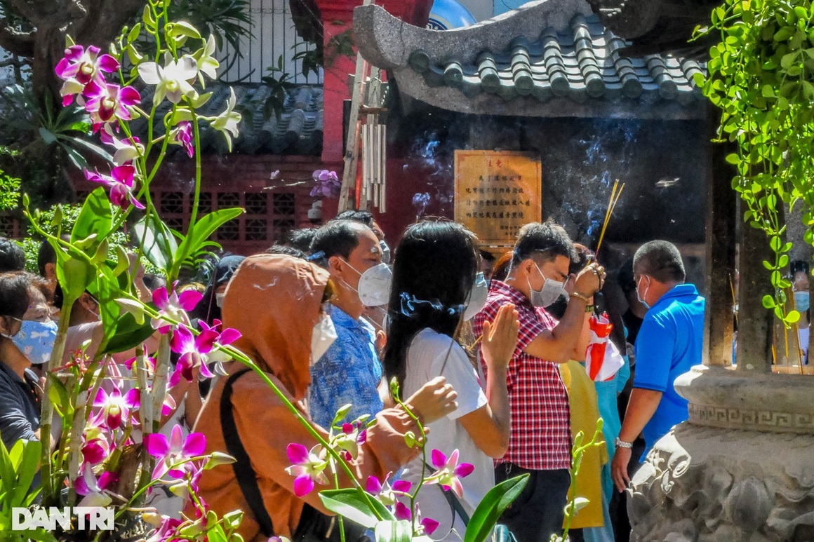 Người dân Sài Gòn tấp nập đến chùa xin con trong ngày đầu năm - 7 Người dân Sài Gòn tấp nập đến chùa xin con trong ngày đầu năm - 7