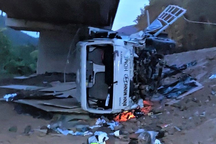 Xe tải rơi khỏi cầu sau va chạm trên cao tốc La Sơn - Túy Loan