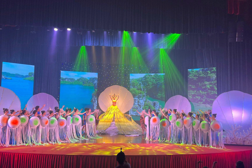 Câu chuyện lịch sử qua chương trình nghệ thuật Hạ Long thần tiên - 1 Câu chuyện lịch sử qua chương trình nghệ thuật Hạ Long thần tiên - 1