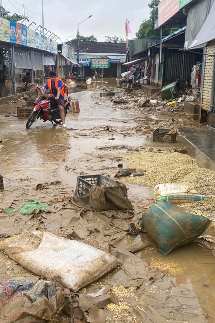 Chợ truyền thống lớn nhất Huế tan hoang sau lũ, nhiều mặt hàng khan hiếm