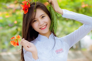 Nữ sinh lớp 12 Sài Gòn khoe sắc bên hoa phượng