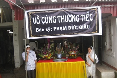 Quặn đau đám tang bác sĩ chết dưới lưỡi dao man rợ