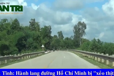 Hành lang, taluy bị băm nát, đường Hồ Chí Minh kêu cứu