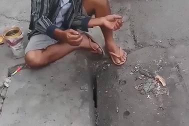 Ngỡ ngàng người đàn ông câu cá… bên lề đường