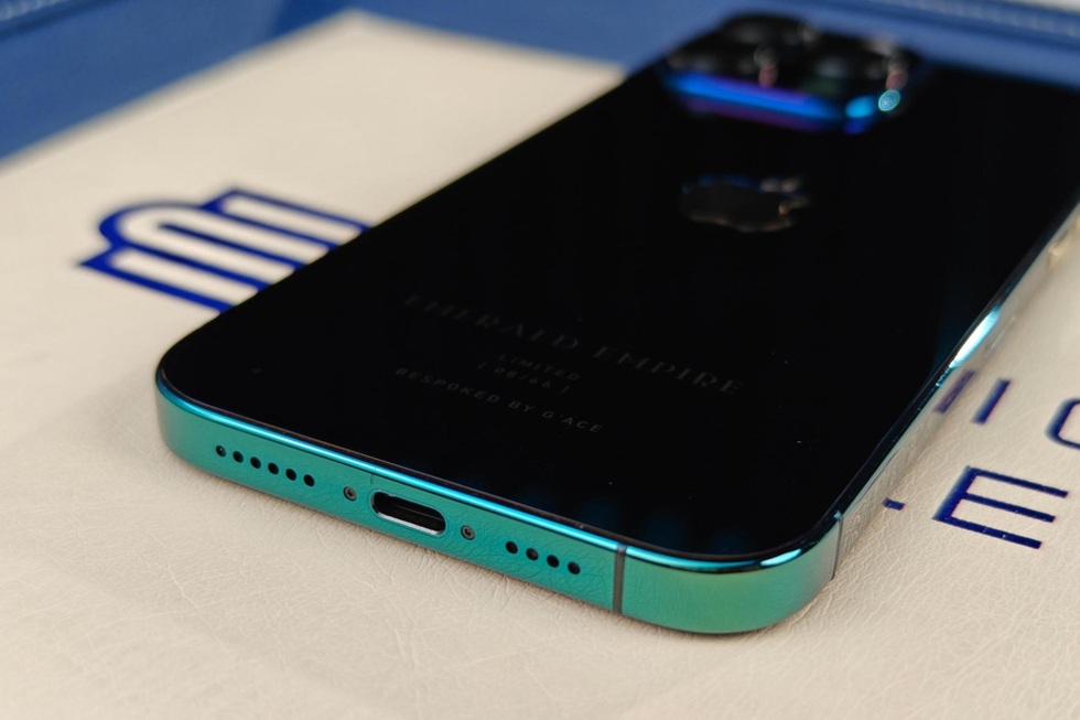 Ngắm iPhone 16 Pro Max bản giới hạn màu xanh ngọc lục bảo - 5 Ngắm iPhone 16 Pro Max bản giới hạn màu xanh ngọc lục bảo - 5