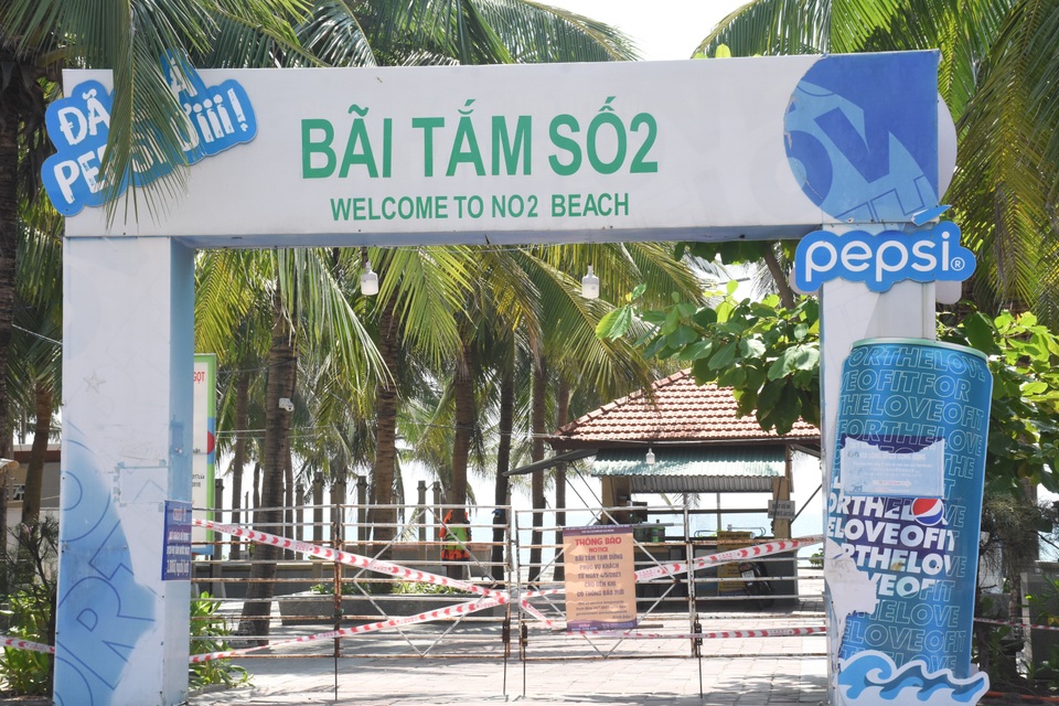 Bãi biển Đà Nẵng vắng người sau lệnh cấm - 2