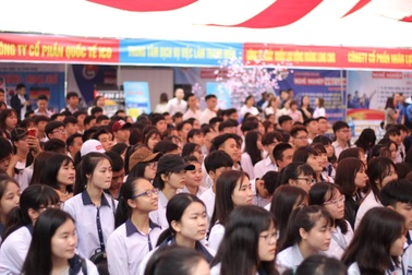 Hàng nghìn học sinh được tư vấn trong ngày đầu nộp hồ sơ đăng ký dự thi