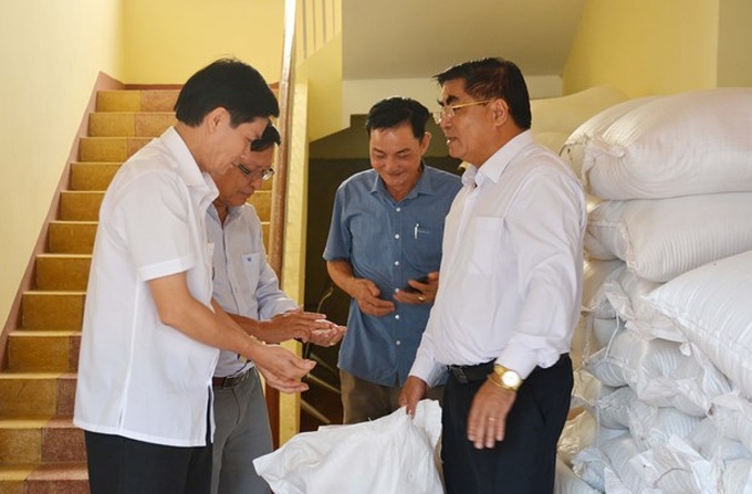 Đại diện Cục Dự trữ Nhà nước khu vực Nam Tây Nguyên, Huyện ủy, UBND huyện Lắk kiểm tra gạo trước khi cấp phát cho nhân dân.