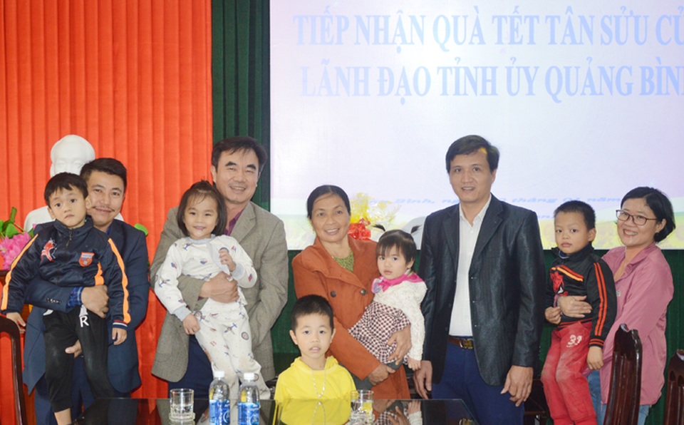 Lãnh đạo Quảng Bình thăm và tặng quà gia đình chính sách - 1 Lãnh đạo Quảng Bình thăm và tặng quà gia đình chính sách - 1