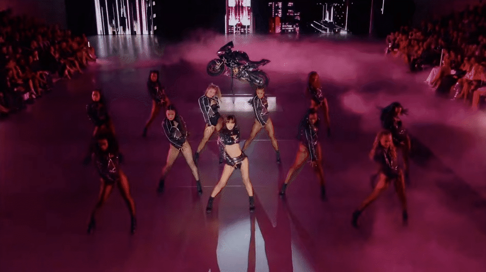 جدل حول أداء ليزا الفيروسي في عرض الملابس الداخلية - 2 Tranh cãi quanh màn trình diễn gây sốt mạng xã hội của Lisa tại show nội y - 2