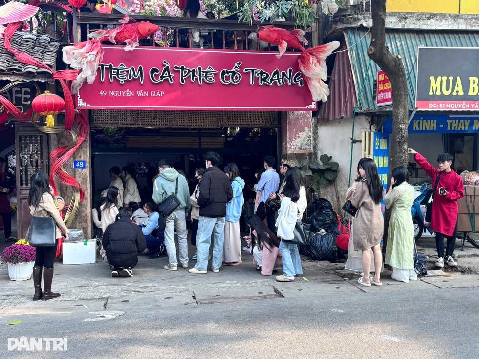 Giới trẻ xếp hàng từ 6h30, chờ 7 tiếng để chụp ảnh ở quán cà phê cổ trang - 1 Giới trẻ xếp hàng từ 6h30, chờ 7 tiếng để chụp ảnh ở quán cà phê cổ trang - 1