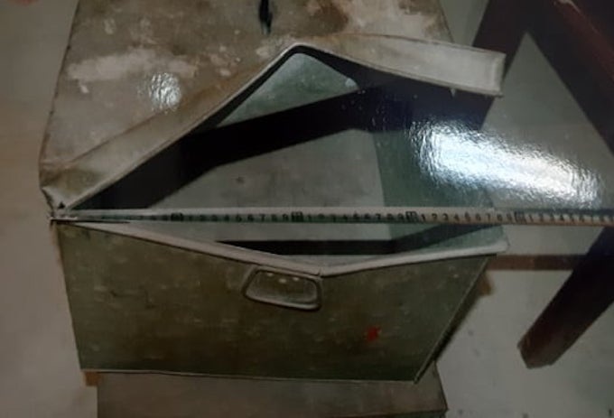 Một trong số hòm công đức bị Hoan cạy phá.