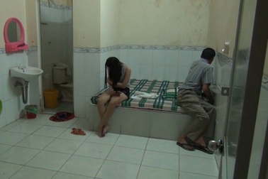 Tiếp viên quán cà phê… kiêm luôn nghề bán dâm