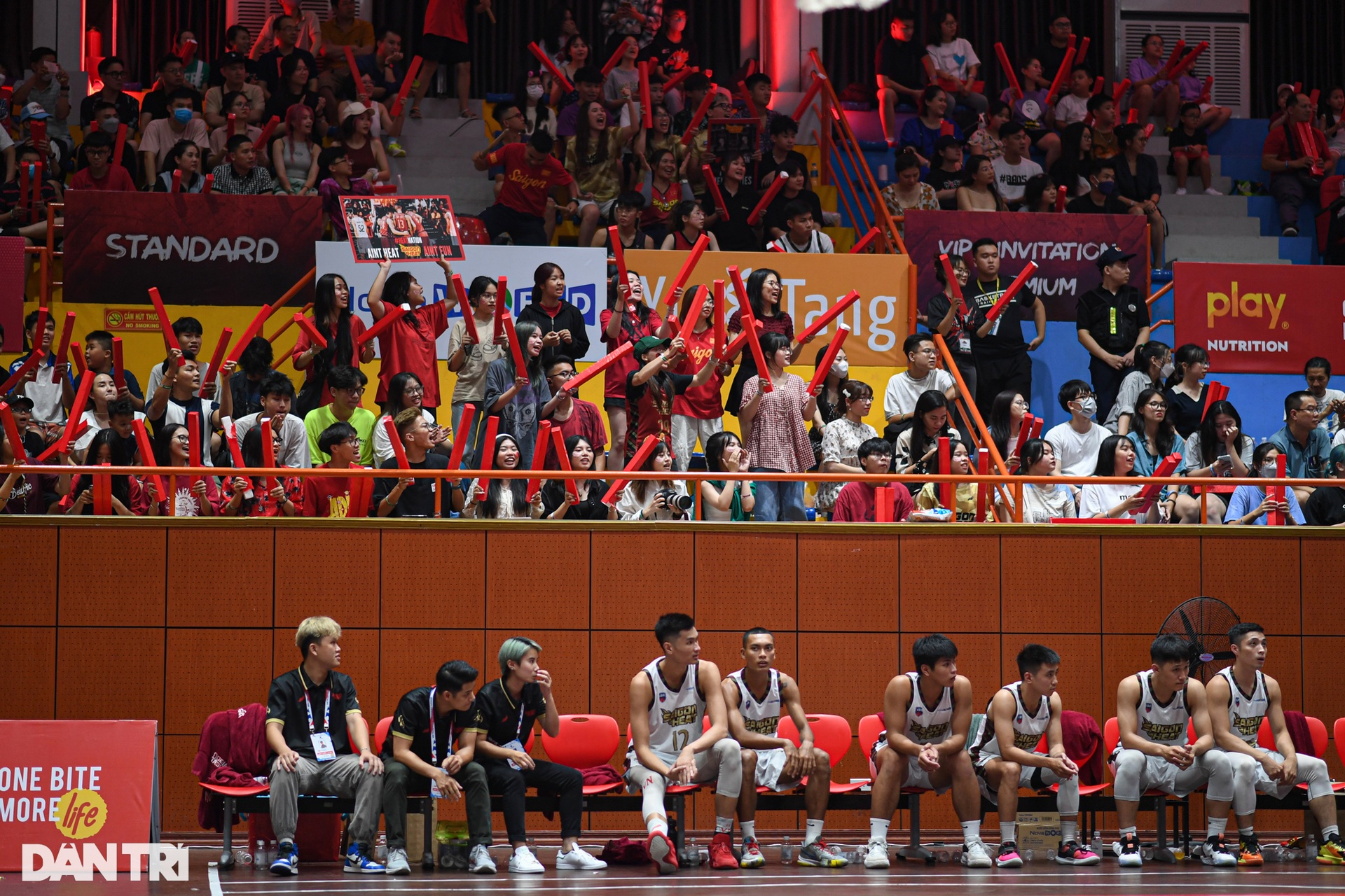 CĐV Saigon Heat đốt cháy nhà thi đấu Tây Hồ trong niềm vui chiến thắng - 8 CĐV Saigon Heat đốt cháy nhà thi đấu Tây Hồ trong niềm vui chiến thắng - 8