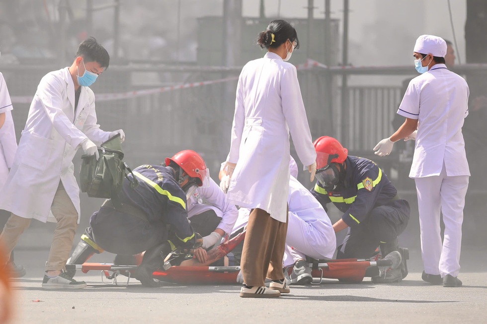 Nghẹt thở với cuộc diễn tập PCCC lớn nhất năm ở TPHCM - 8 Nghẹt thở với cuộc diễn tập PCCC lớn nhất năm ở TPHCM - 8