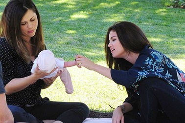Selena Gomez vui vẻ bên em gái mới chào đời