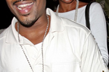 Whitney Houston vẫn cặp kè với “phi công trẻ”