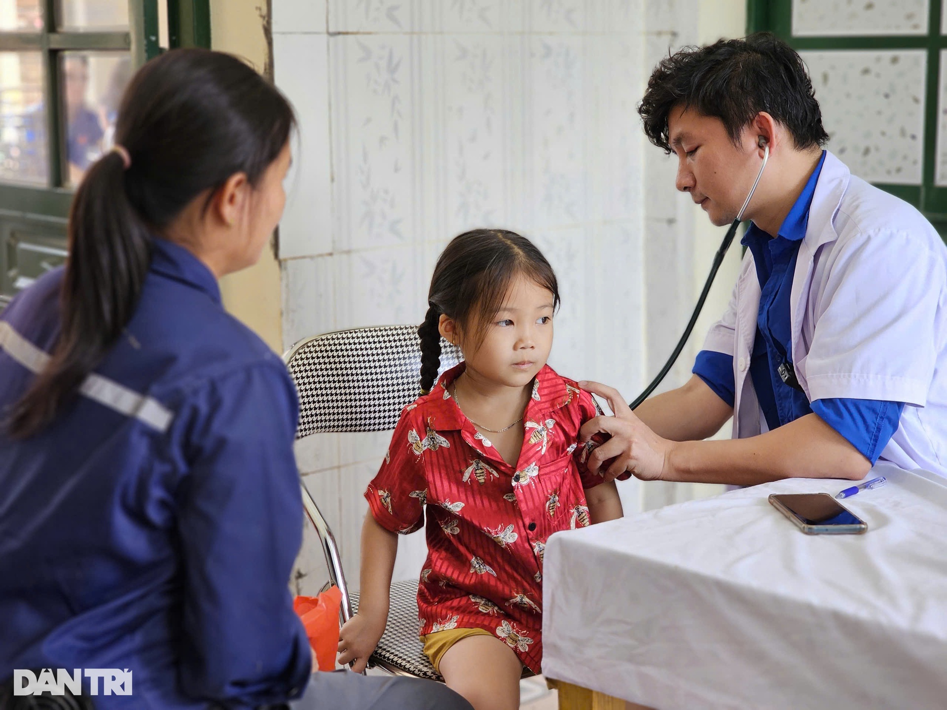 Gần 500 người dân vùng sạt lở Lào Cai được khám bệnh, tặng quà - 15