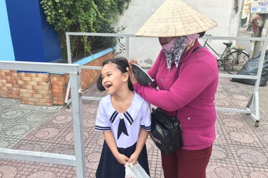 Người bán vé số cắt giảm chi tiêu, vay mượn tiền cho con đi học