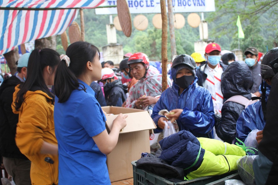 Hàng trăm người dân vùng lũ Quảng Trị đi chợ từ thiện 0 đồng - 1 Hàng trăm người dân vùng lũ Quảng Trị đi chợ từ thiện 0 đồng - 1