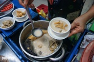 Nguyên tắc lạ của bà chủ quán phá lấu ở TPHCM, khách chờ từ lúc vừa mở nồi