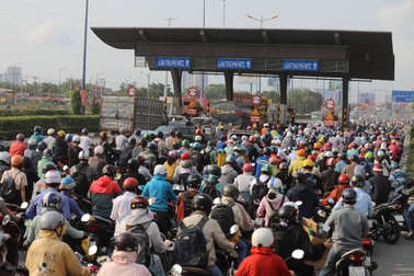 Xả trạm liên tục, giao thông vẫn tắc cứng tại trạm BOT xa lộ Hà Nội