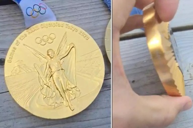 Huy chương vàng Olympic Paris bị chê xấu như giấy bọc kẹo