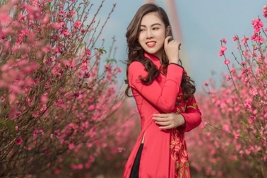 Nữ nhân viên hàng không khoe dáng nuột nà giữa vườn đào ngày Xuân