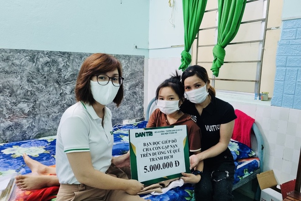 Cha con gặp nạn trên đường về quê tránh dịch được giúp đỡ xuất viện - 1 Cha con gặp nạn trên đường về quê tránh dịch được giúp đỡ xuất viện - 1