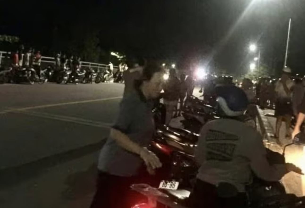 Thanh niên nhảy cầu rồi bơi vào bờ, mặc cho lực lượng chức năng tìm kiếm - 1
