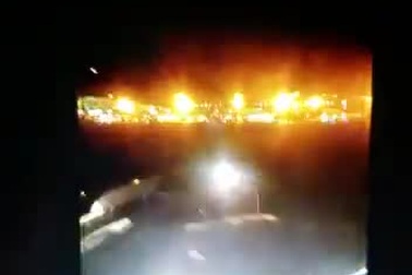 Máy bay Boeing chở 88 người tiếp đất tóe lửa trên đường băng