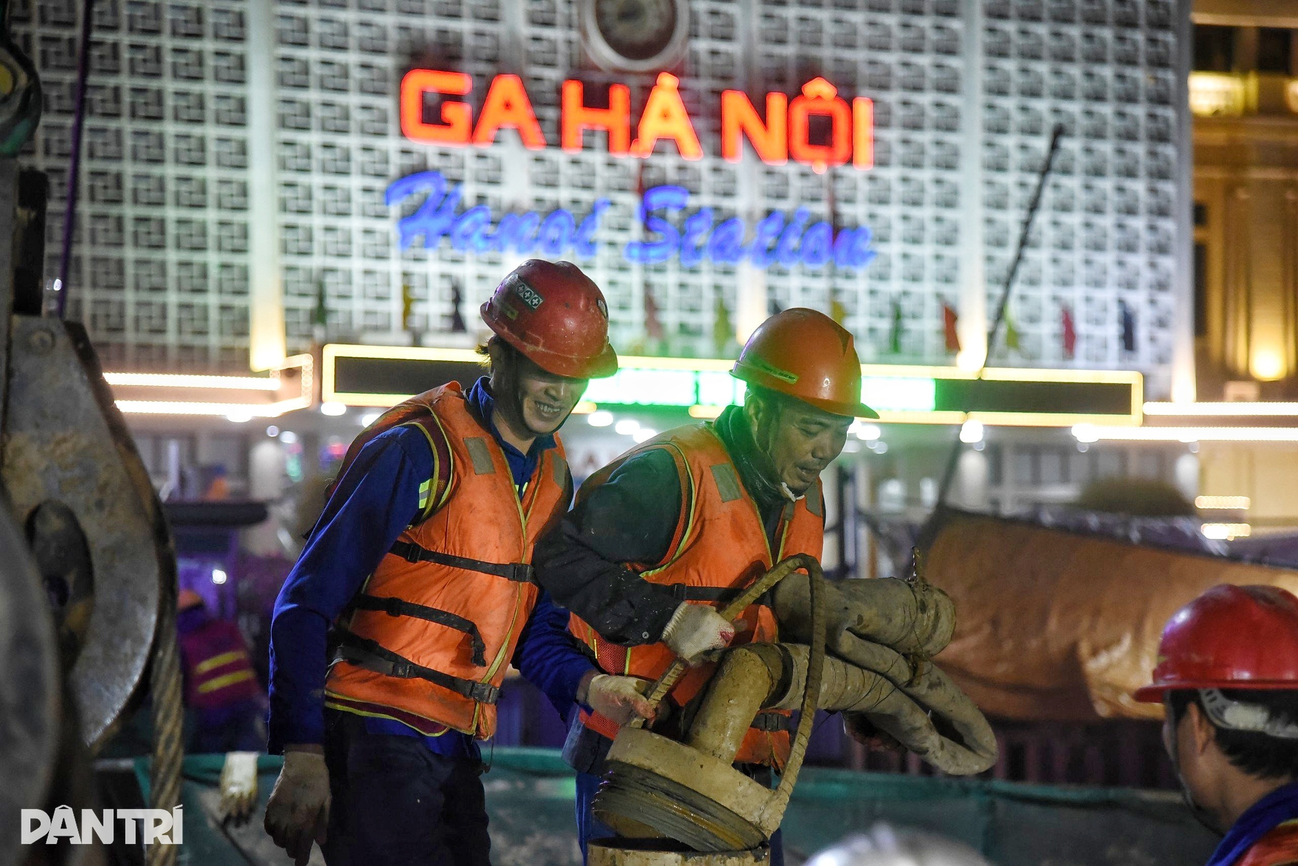 Những công nhân dầm mình trên công trường metro đêm giáp Tết - 12 Những công nhân dầm mình trên công trường metro đêm giáp Tết - 12
