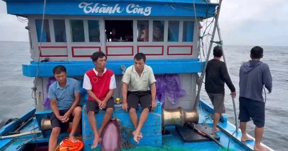 Tàu chở 11 ngư dân chìm trên biển Quảng Ngãi
