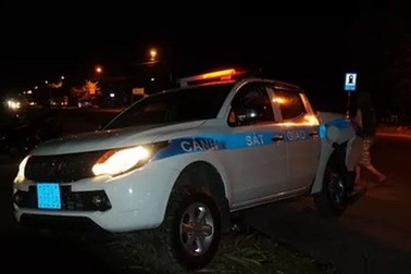 Xe CSGT bị xe tải tông bay qua rãnh nước