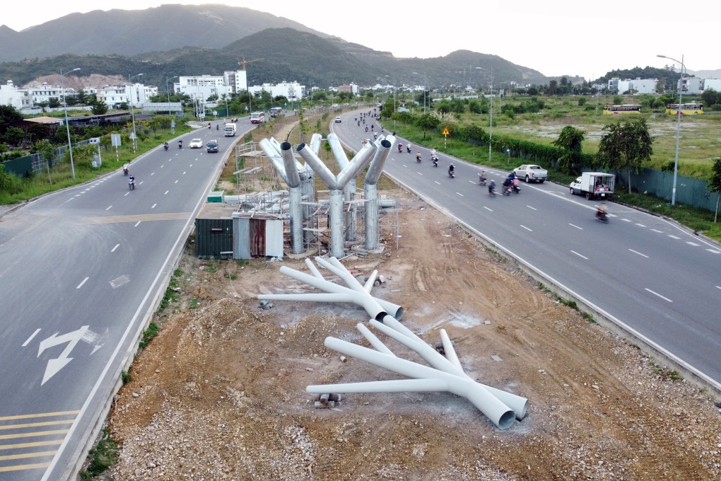 3 trụ sắt kỳ lạ ở Nha Trang - 2 3 trụ sắt kỳ lạ ở Nha Trang - 2