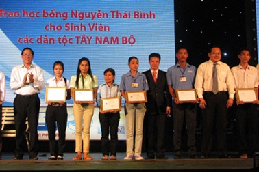 Cần Thơ: Trao 30 suất học bổng Nguyễn Thái Bình cho sinh viên nghèo