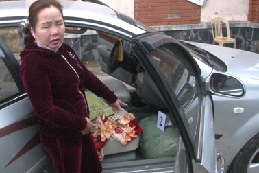 1 phụ nữ chở 74 kg thuốc nổ trên xe ô tô