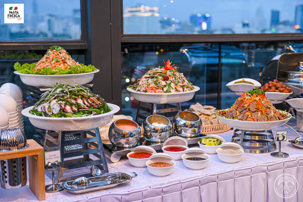 Khách Trung Quốc chỉ mua một suất buffet nhưng cho 3 người cùng ăn - 2 Khách Trung Quốc chỉ mua một suất buffet nhưng cho 3 người cùng ăn - 2