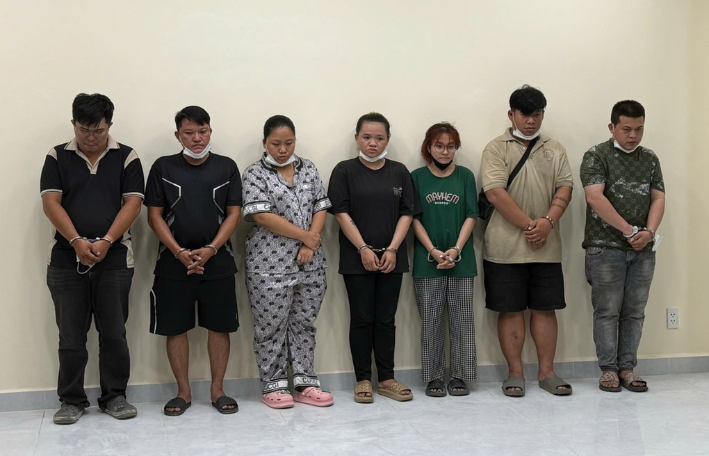 Phát hiện kho chứa 10.000 chai nước hoa giả ở TPHCM - 1 Phát hiện kho chứa 10.000 chai nước hoa giả ở TPHCM - 1