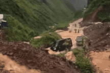 Hà Giang: Nước đổ như thác ở Pả Vi khiến nhiều ô tô bị mắc kẹt